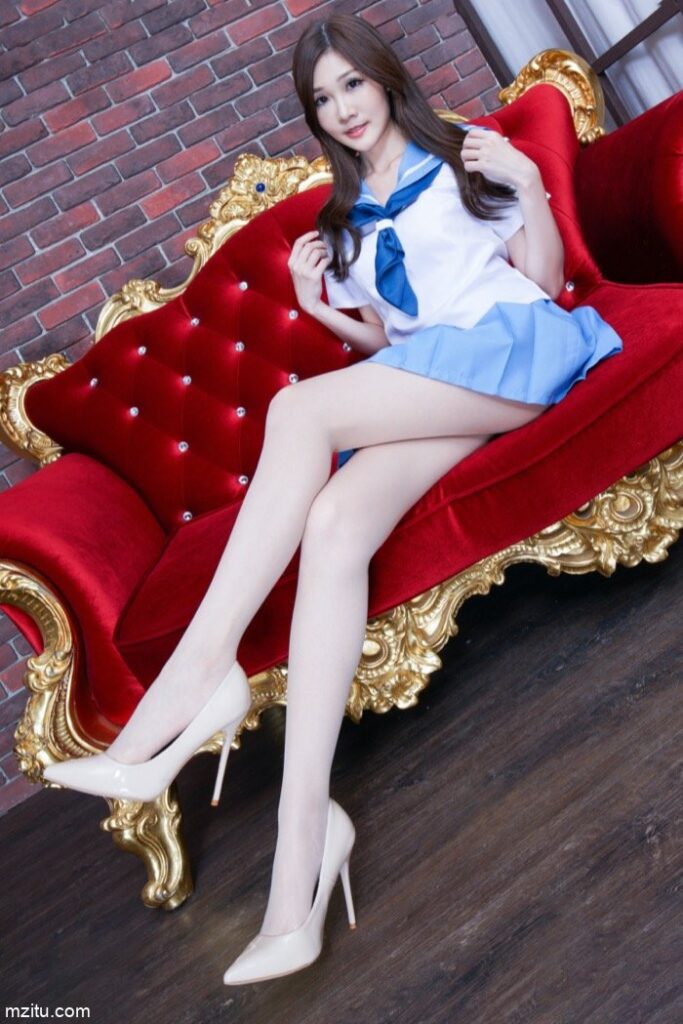 成熟迷人的美少妇，美腿纤细白皙真性感-图嘿嘿