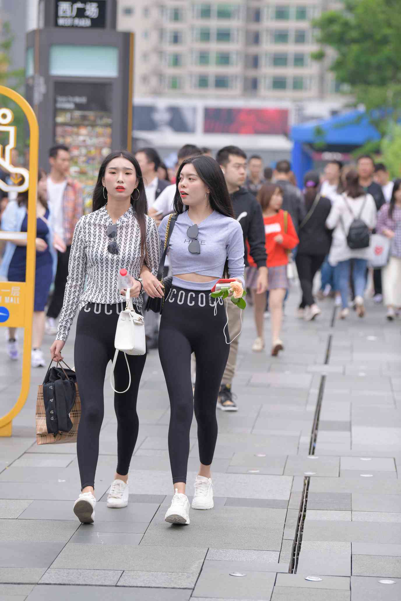 图片[1]-【免费】逛街的两个瑜伽裤姑娘【40P】04030-图嘿嘿