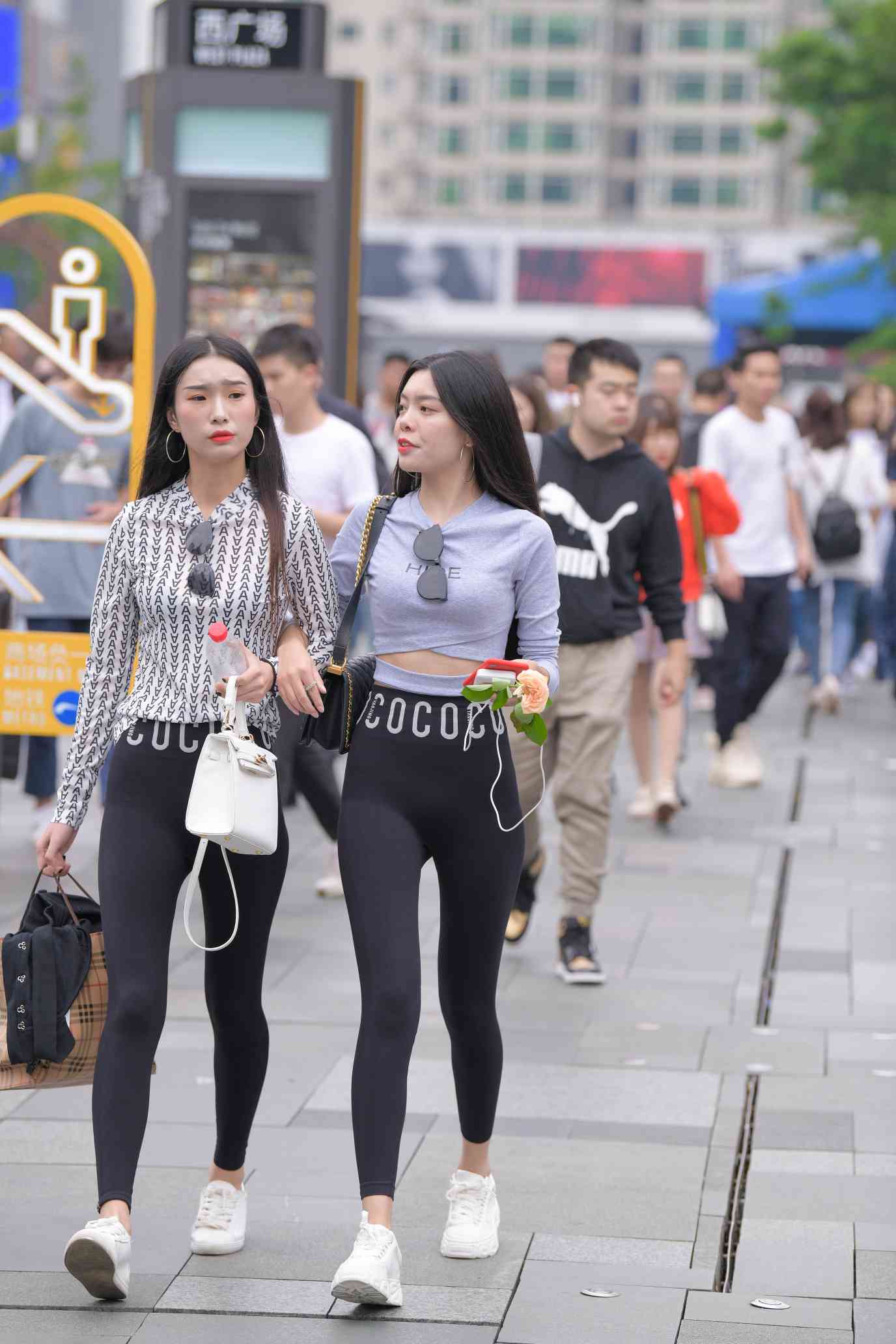 图片[2]-【免费】逛街的两个瑜伽裤姑娘【40P】04030-图嘿嘿