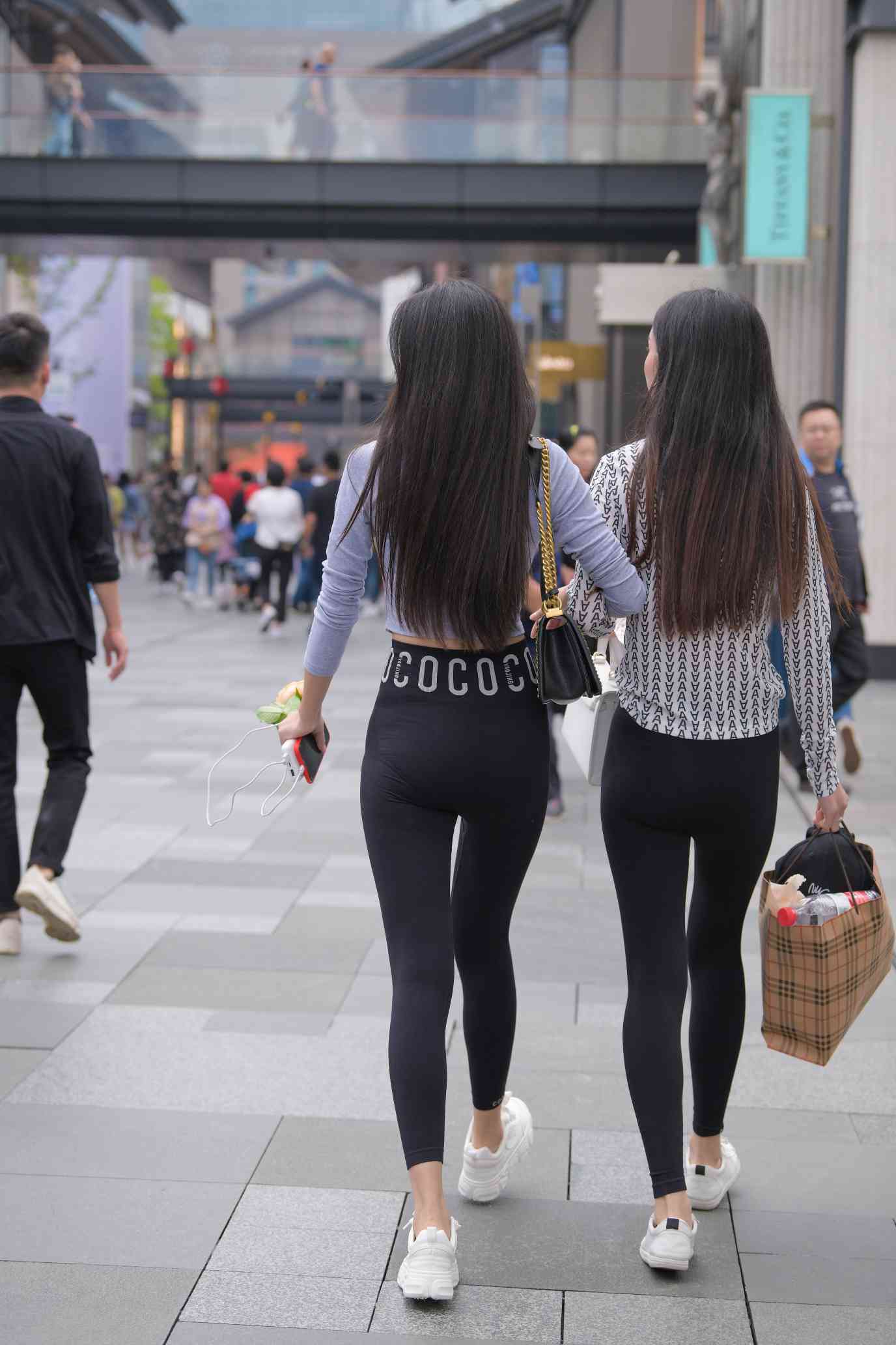 图片[3]-【免费】逛街的两个瑜伽裤姑娘【40P】04030-图嘿嘿