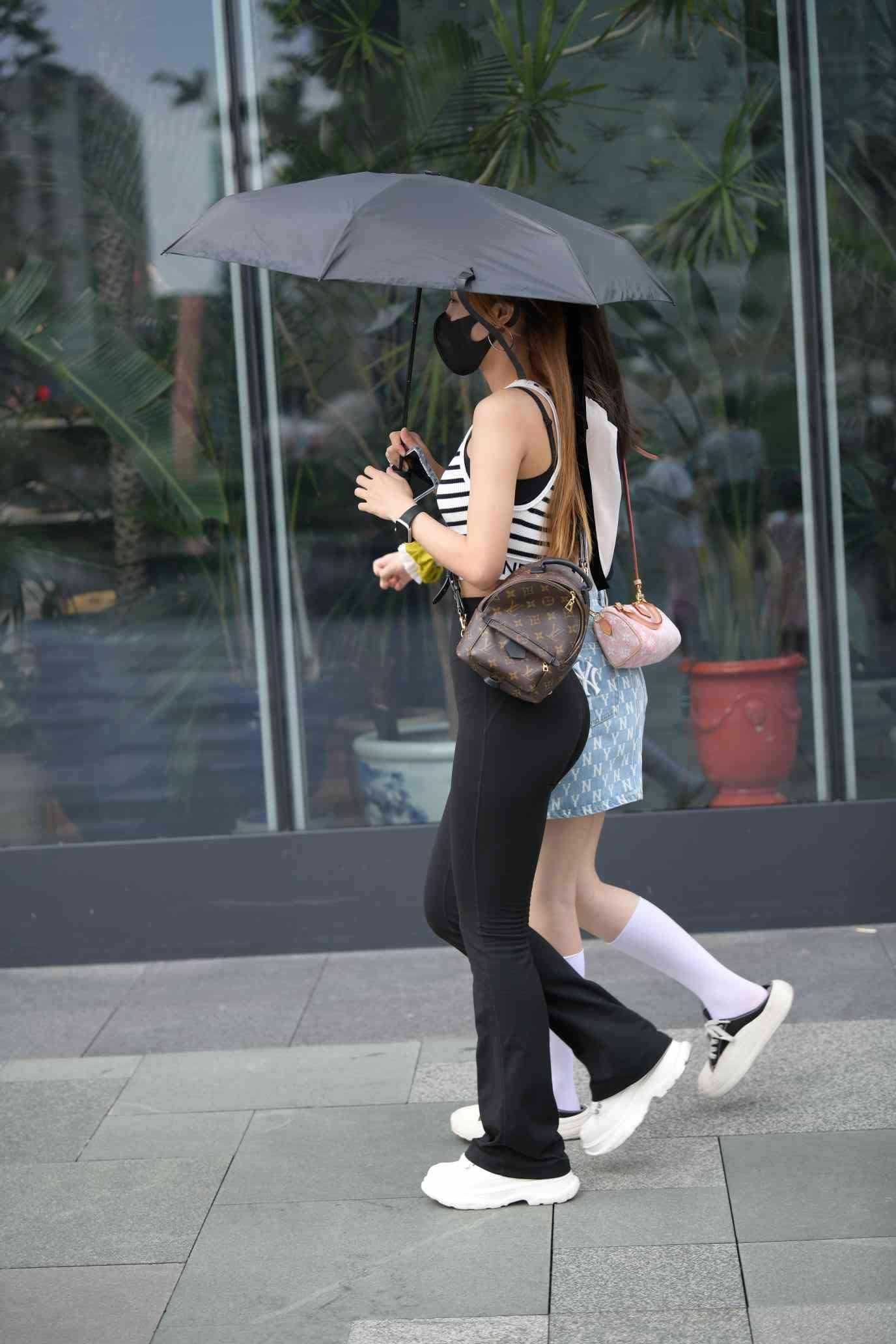 图片[2]-打伞的瑜伽裤姑娘【93P】04032-图嘿嘿