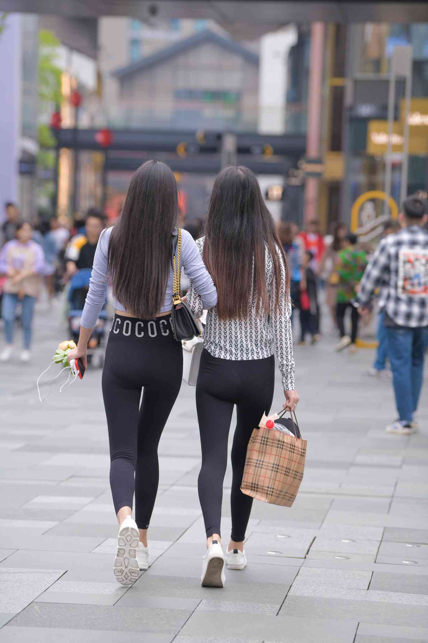 图片[4]-【免费】逛街的两个瑜伽裤姑娘【40P】04030-图嘿嘿