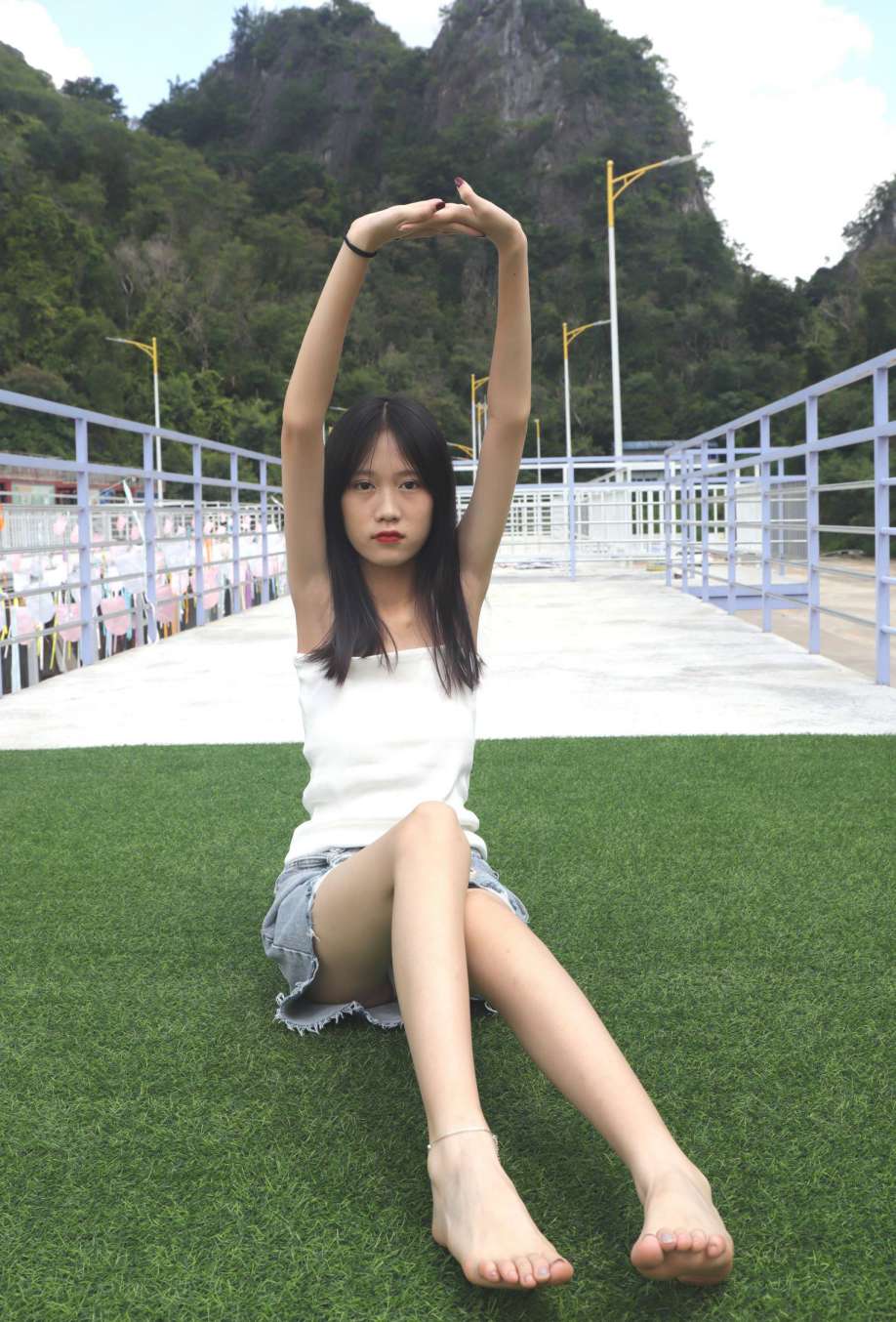 图片[1]-坐在草地上的长发女孩【172P】20012-图嘿嘿