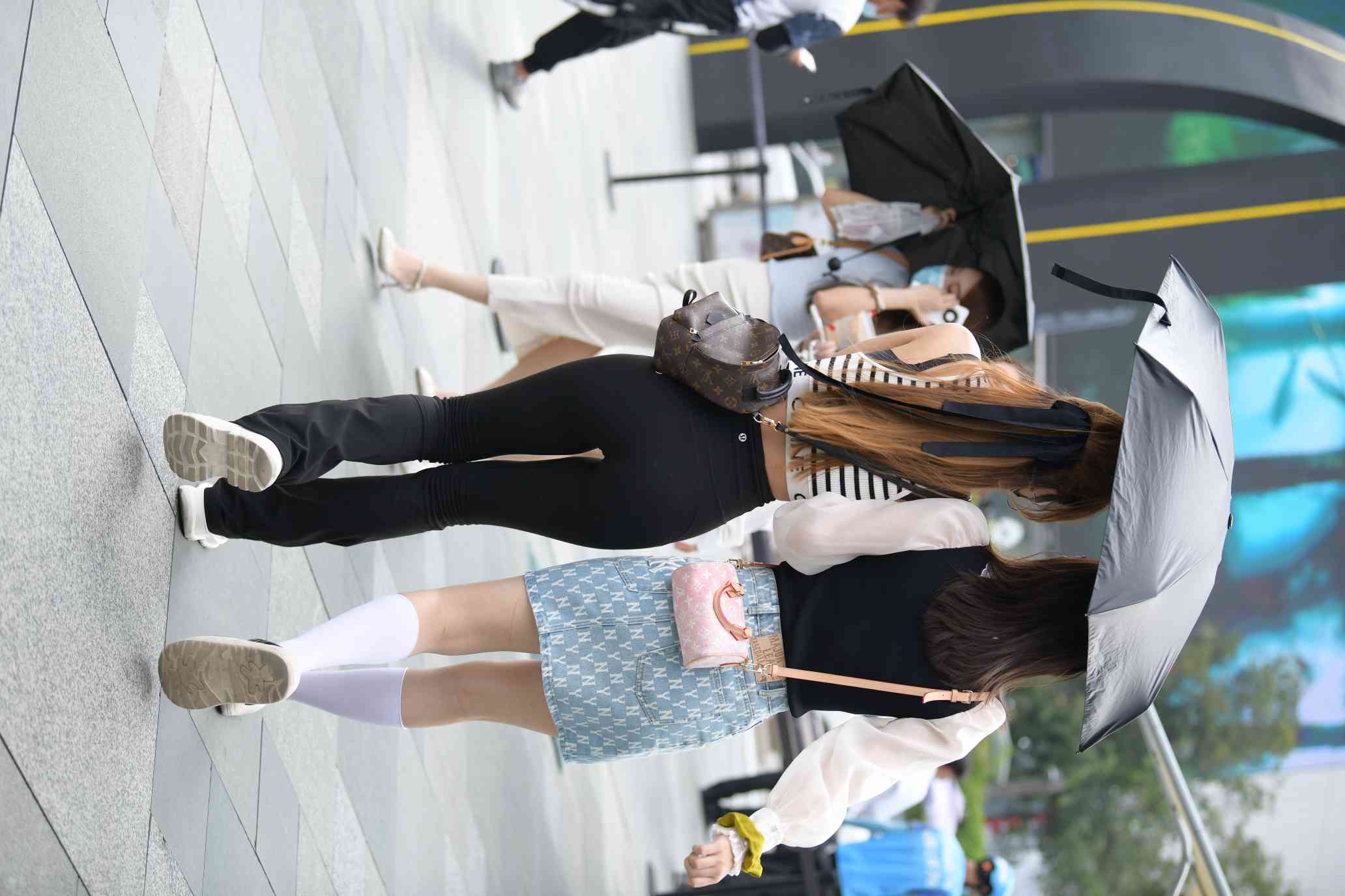 图片[3]-打伞的瑜伽裤姑娘【93P】04032-图嘿嘿