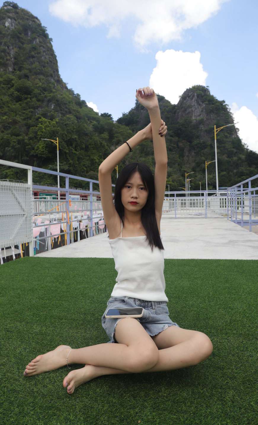 图片[3]-坐在草地上的长发女孩【172P】20012-图嘿嘿