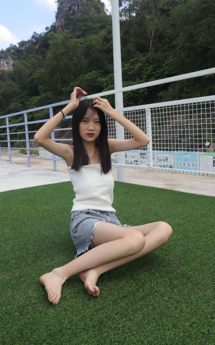 图片[4]-坐在草地上的长发女孩【172P】20012-图嘿嘿