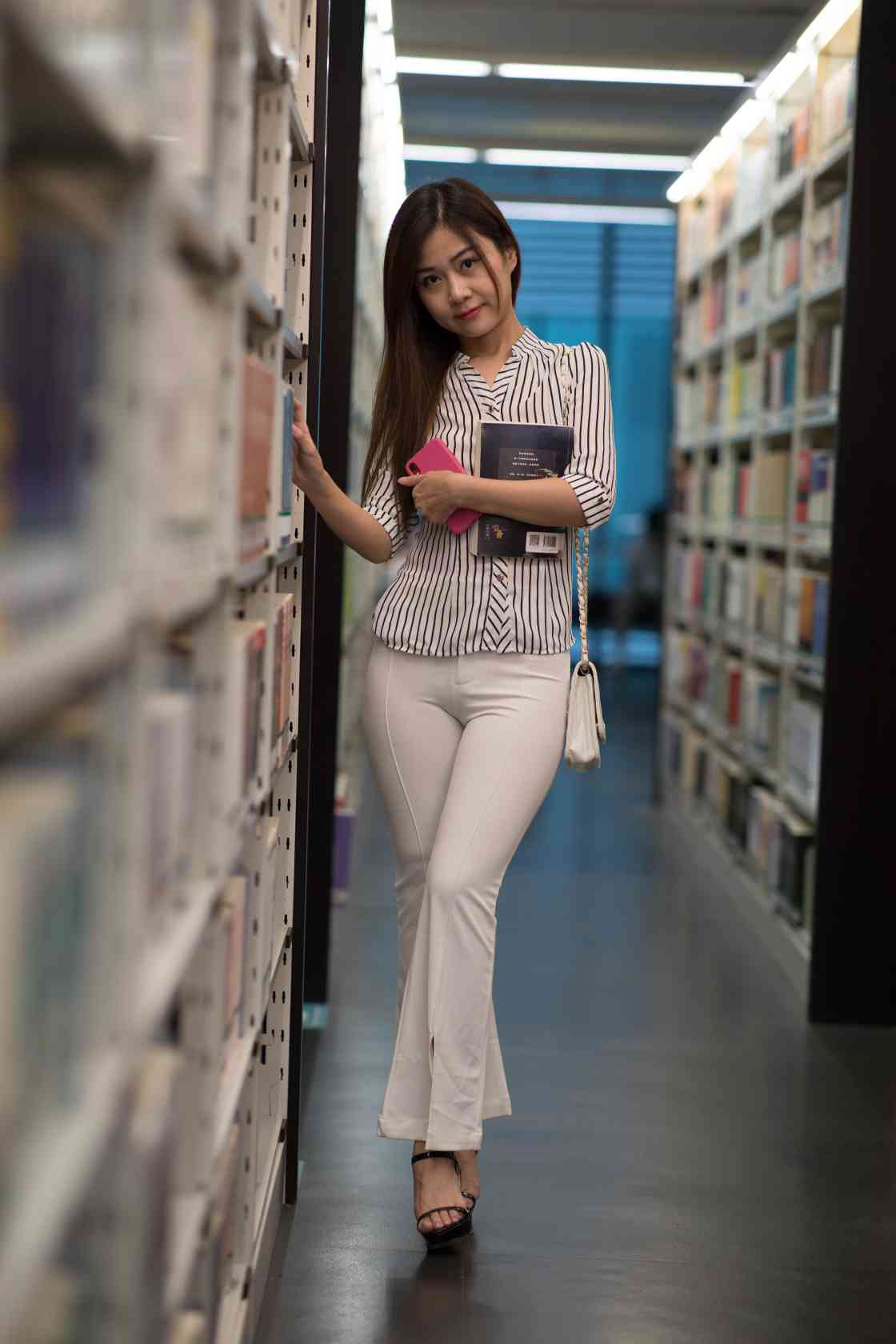 图片[5]-逛书店的白色紧身裤女孩【450P】04040-图嘿嘿