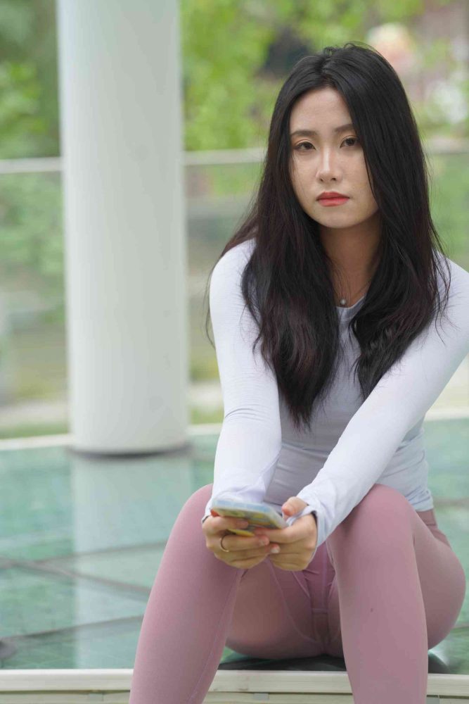 图片[2]-坐在草地玩手机的瑜伽姑娘【733P】04012-图嘿嘿