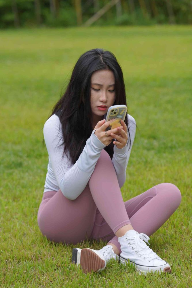 坐在草地玩手机的瑜伽姑娘【733P】04012-图嘿嘿