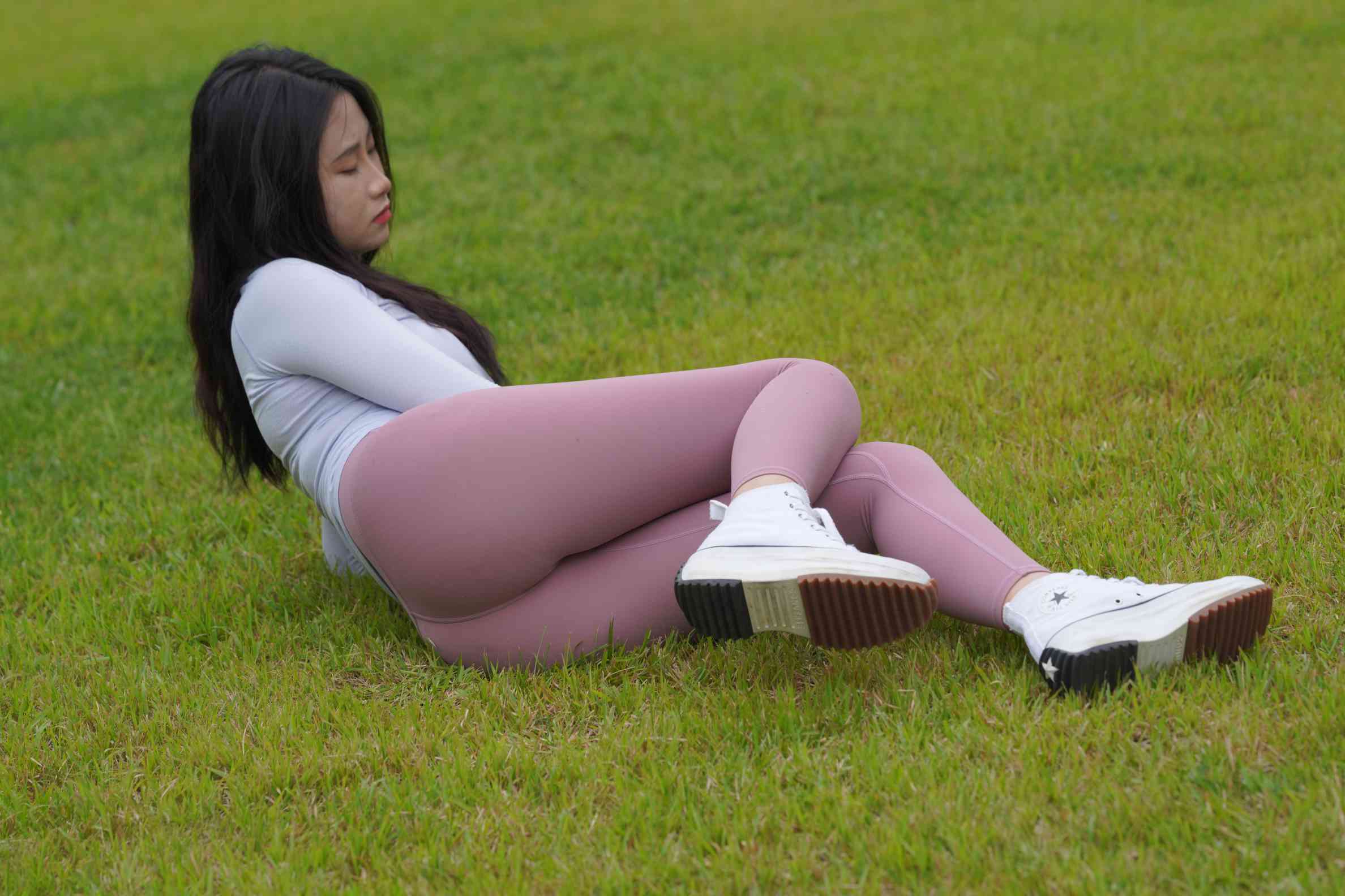 图片[4]-坐在草地玩手机的瑜伽姑娘【733P】04012-图嘿嘿