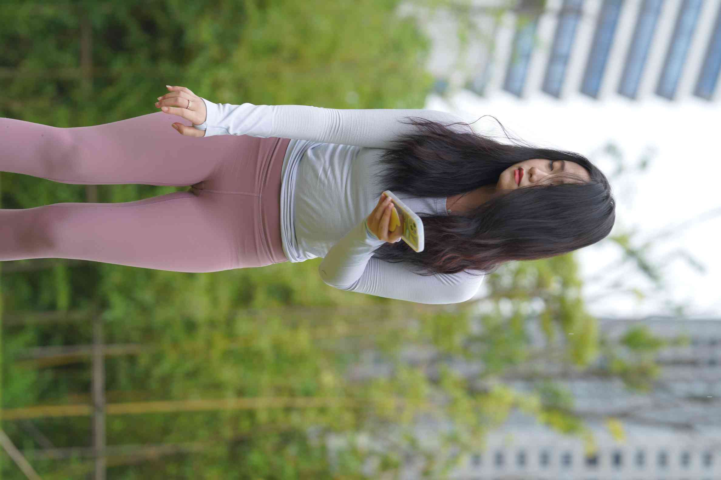 图片[5]-坐在草地玩手机的瑜伽姑娘【733P】04012-图嘿嘿