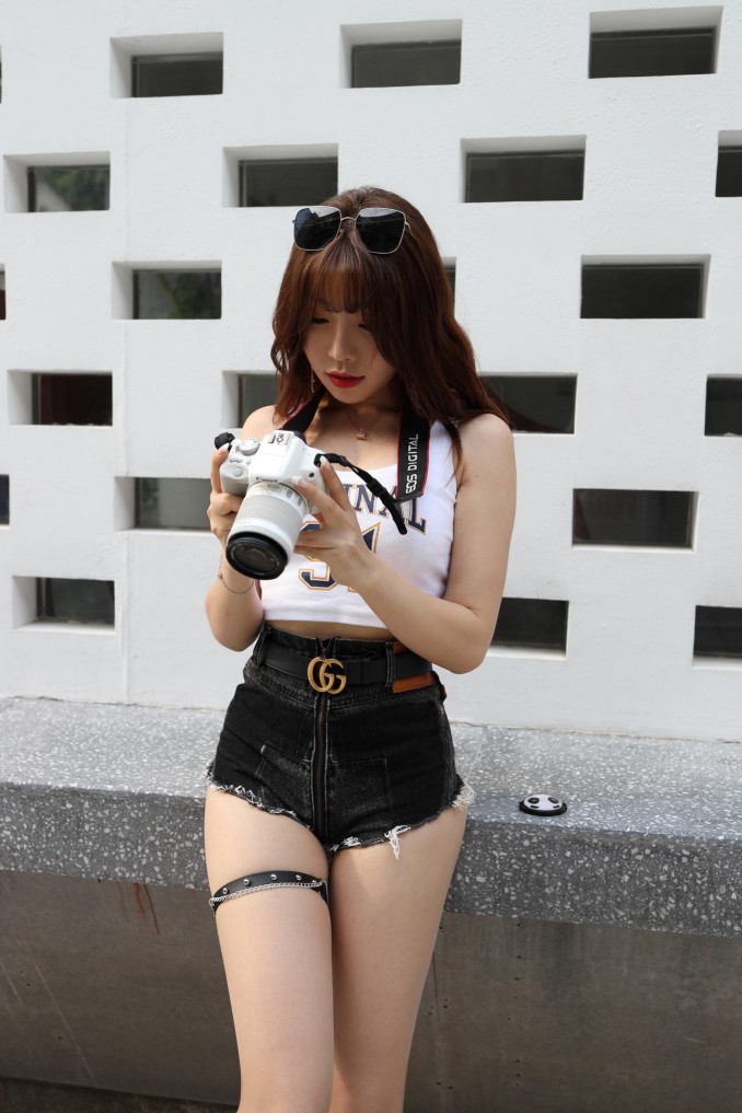图片[4]-在户外玩单反相机的牛仔热裤女孩【450MB】00032-图嘿嘿