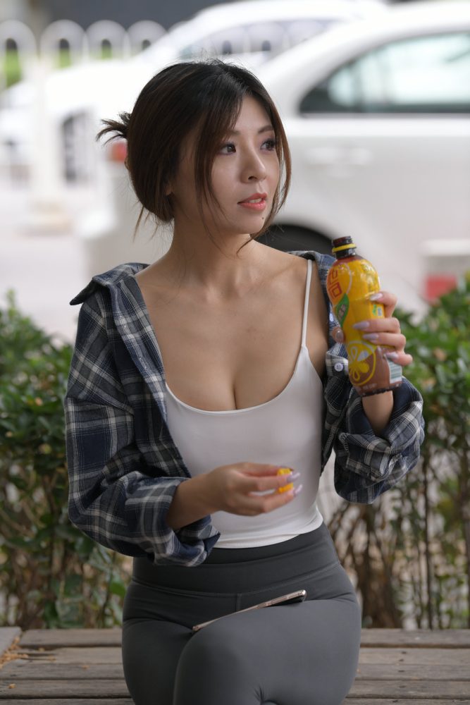 喝饮料的瑜伽裤女孩J2242 383P1V-17.5GB-图嘿嘿