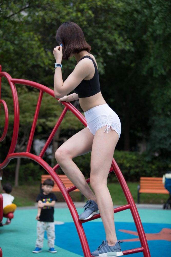 在户外玩耍的白色短裤漂亮姑娘【239P】00061-图嘿嘿