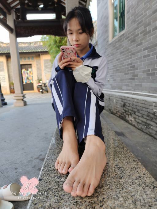 【免费】专心致志玩手机的女孩【42P】20028-图嘿嘿