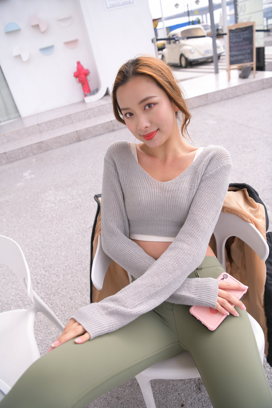 图片[2]-非常可爱的瑜伽裤女孩坐在凳子上 J1520 998P1V-26.5GB-图嘿嘿