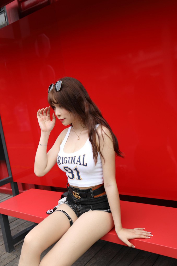 图片[5]-在户外玩单反相机的牛仔热裤女孩【450MB】00032-图嘿嘿