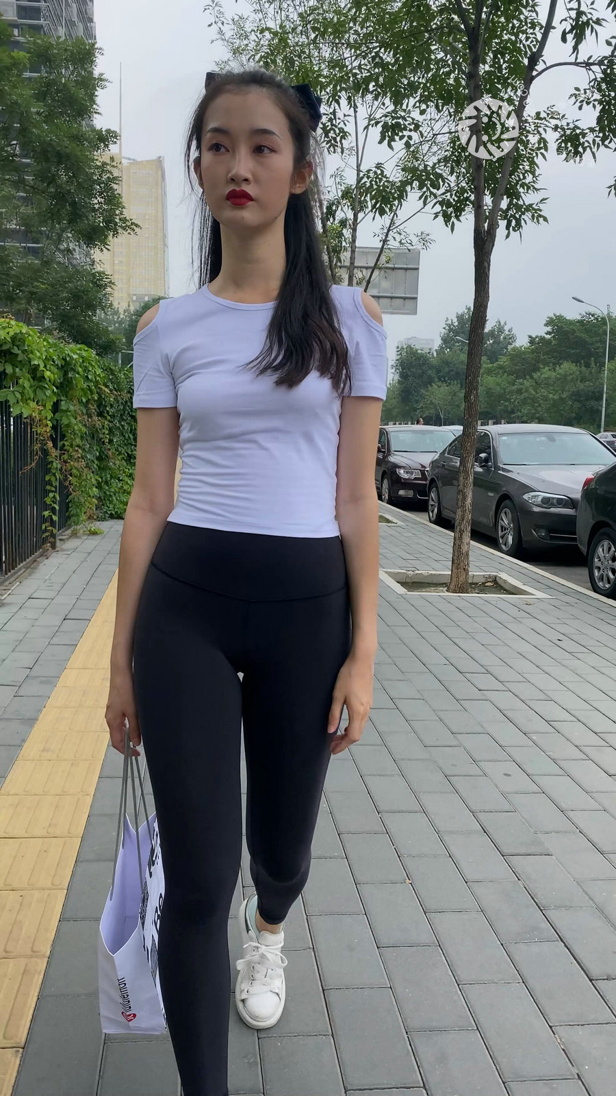 图片[1]-黑色瑜伽裤逛街的女孩J4000 MP4-7.76GB-图嘿嘿