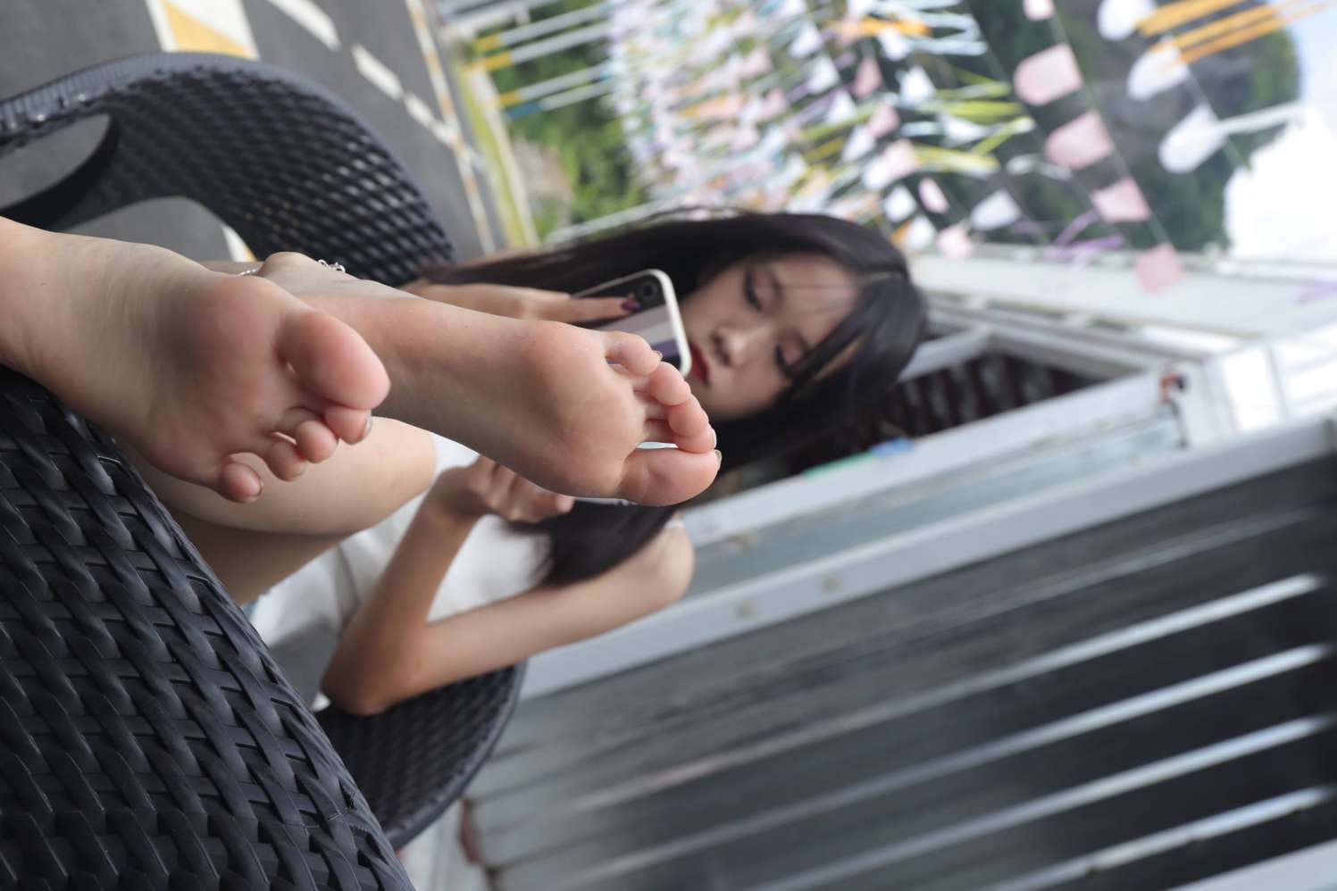 图片[2]-坐在草地上的长发女孩【172P】20012-图嘿嘿