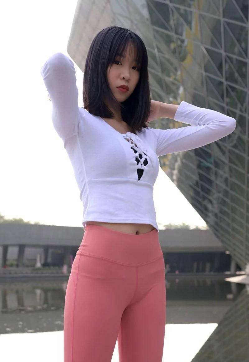图片[1]-粉色瑜伽裤年轻女孩 J1311 417P17V-14.9GB-图嘿嘿