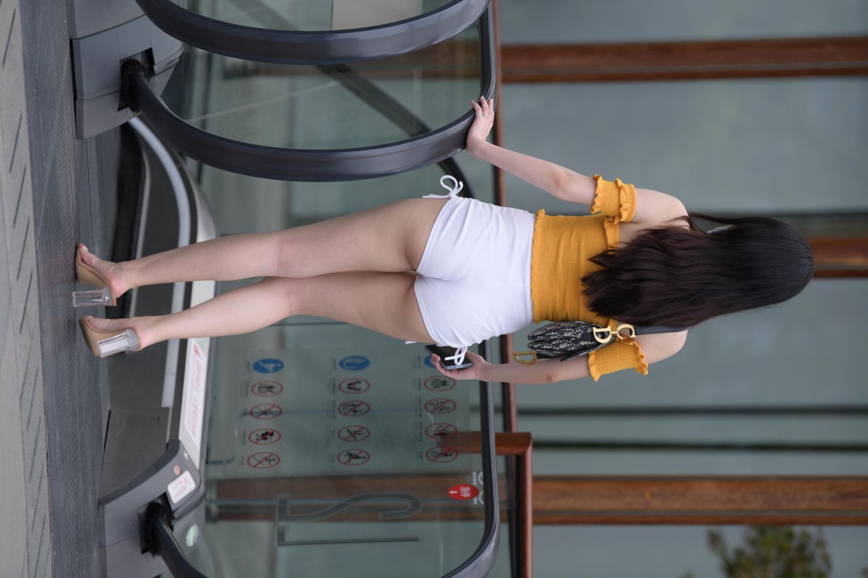 图片[3]-高腰白色短裤的漂亮女孩【767P】00065-图嘿嘿