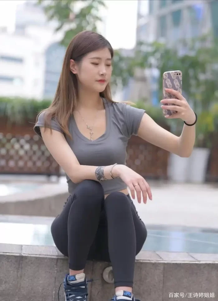 图片[2]-有小虎牙非常甜美的瑜伽裤女孩-图嘿嘿