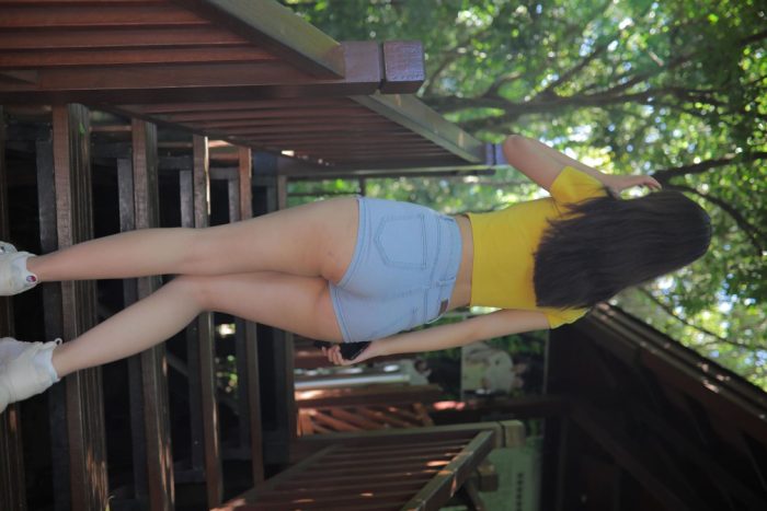 在户外散心的紧身牛仔短裤女孩【536P】00048-图嘿嘿