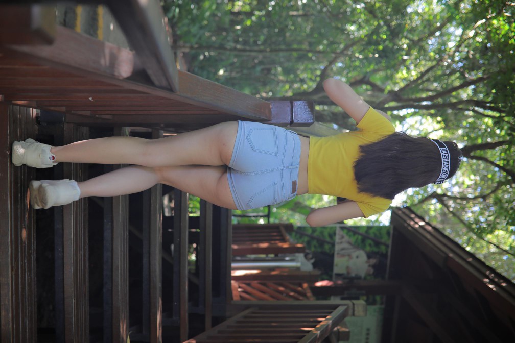 图片[5]-在户外散心的紧身牛仔短裤女孩【536P】00048-图嘿嘿