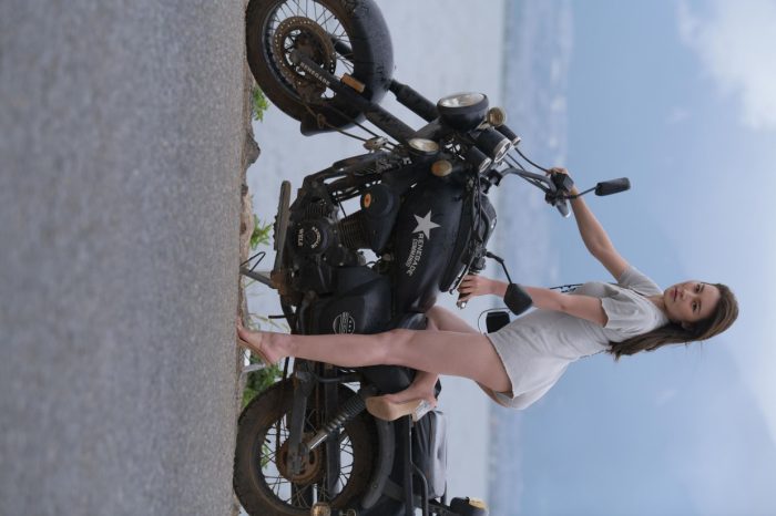 阴雨天在海边骑车的长发女人【156P】00044-图嘿嘿