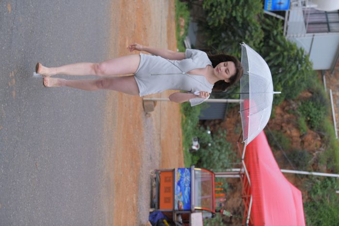 阴雨天在海边骑车的长发女人【156P】00044-图嘿嘿