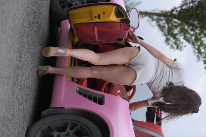 在海边开跑车的连衣短裤女孩【390P】00030-图嘿嘿