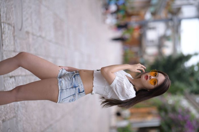 戴太阳镜的牛仔短裤紧身牛仔MM【167P】00021-图嘿嘿