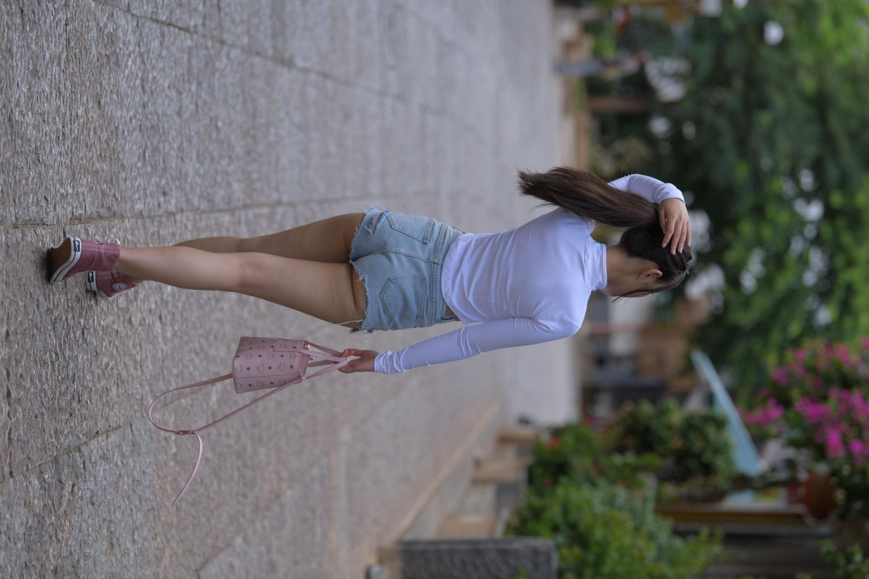 图片[2]-紧身牛仔短裤骑自行车的漂亮女孩【588P】00053-图嘿嘿