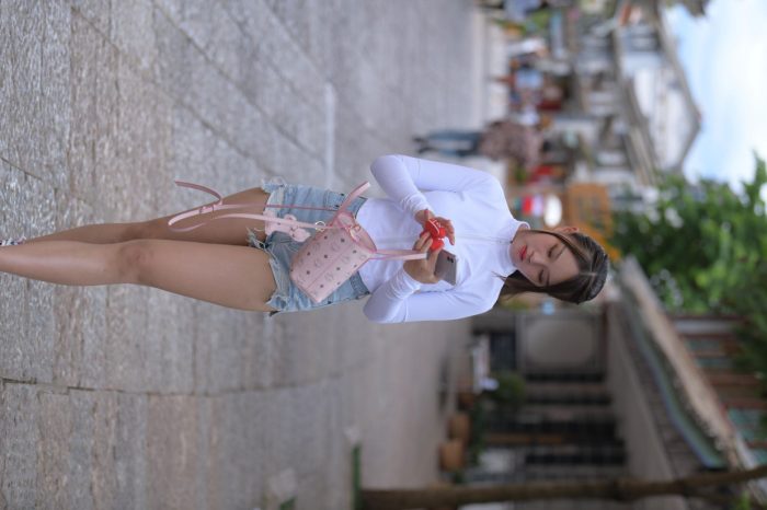 紧身牛仔短裤骑自行车的漂亮女孩【588P】00053-图嘿嘿