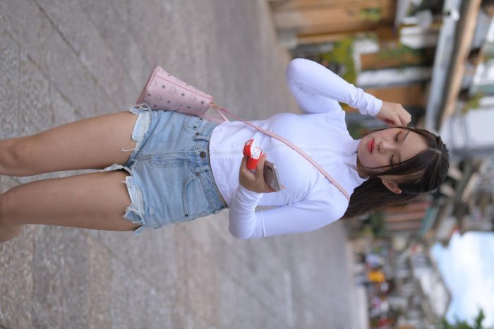 紧身牛仔短裤骑自行车的漂亮女孩【588P】00053-图嘿嘿