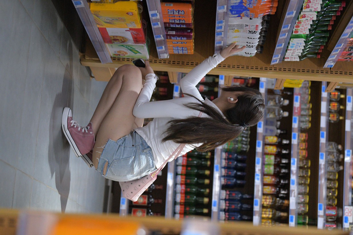 图片[5]-紧身牛仔短裤骑自行车的漂亮女孩【588P】00053-图嘿嘿