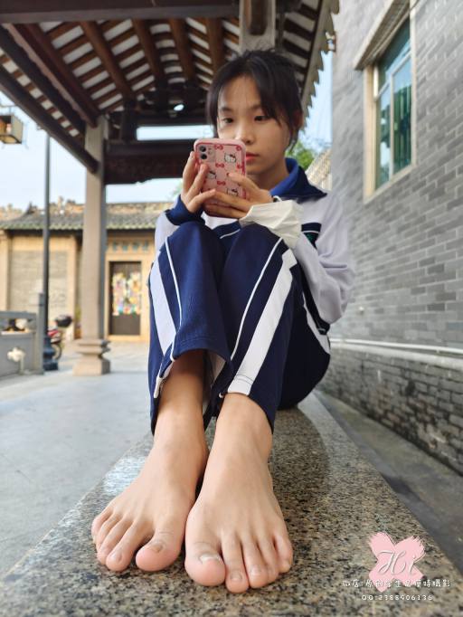 图片[4]-【免费】专心致志玩手机的女孩【42P】20028-图嘿嘿