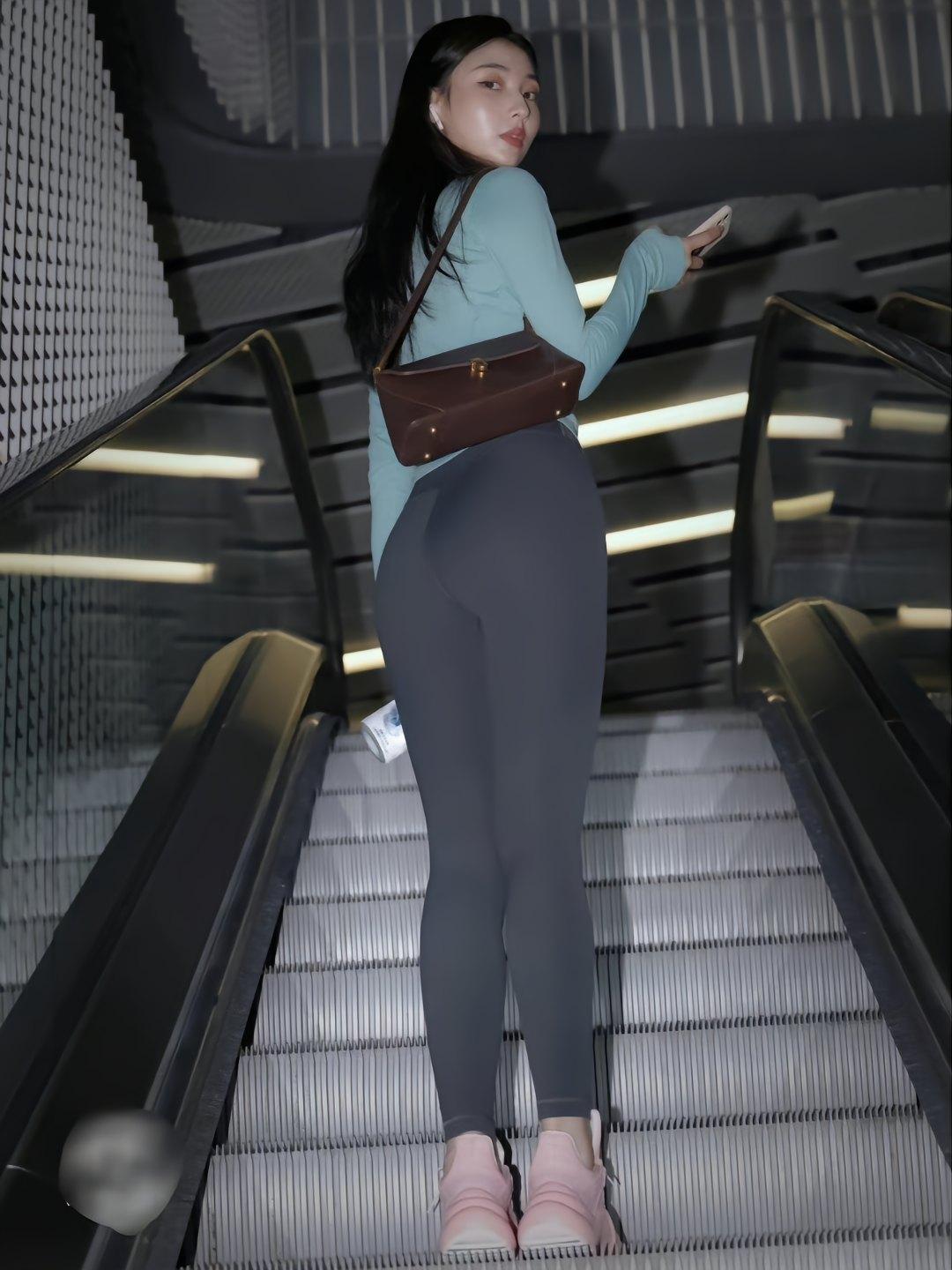 图片[1]-晚上逛商场的瑜伽裤漂亮女孩J2244 225P2V-15.1GB-图嘿嘿