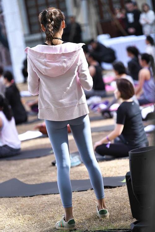 图片[2]-在广场看热闹的瑜伽裤女人-图嘿嘿