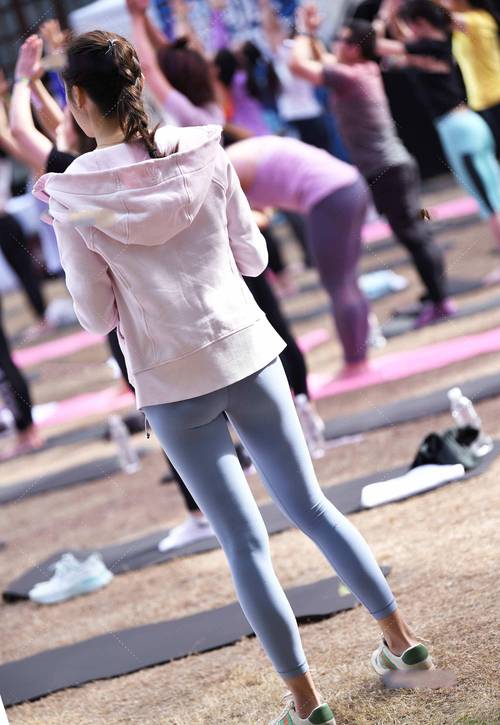 图片[1]-在广场看热闹的瑜伽裤女人-图嘿嘿