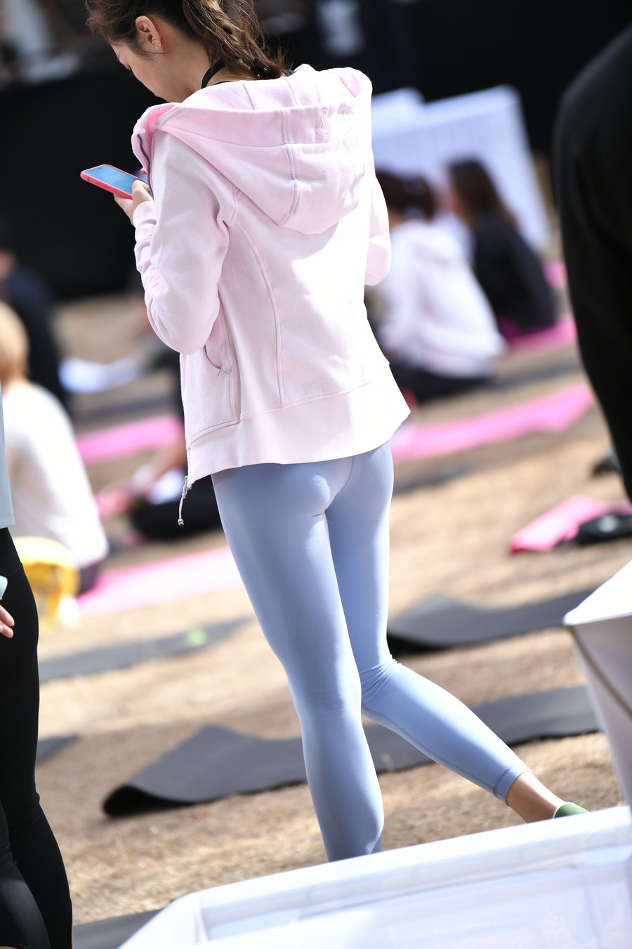 图片[3]-在广场看热闹的瑜伽裤女人-图嘿嘿