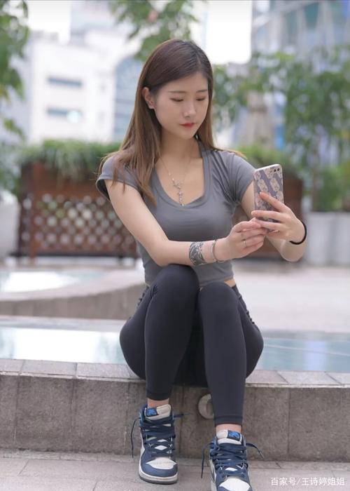 有小虎牙非常甜美的瑜伽裤女孩-图嘿嘿