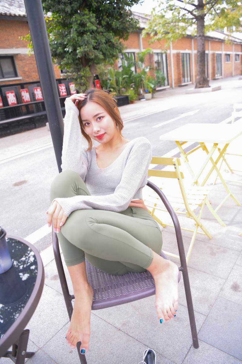 图片[3]-非常可爱的瑜伽裤女孩坐在凳子上 J1520 998P1V-26.5GB-图嘿嘿