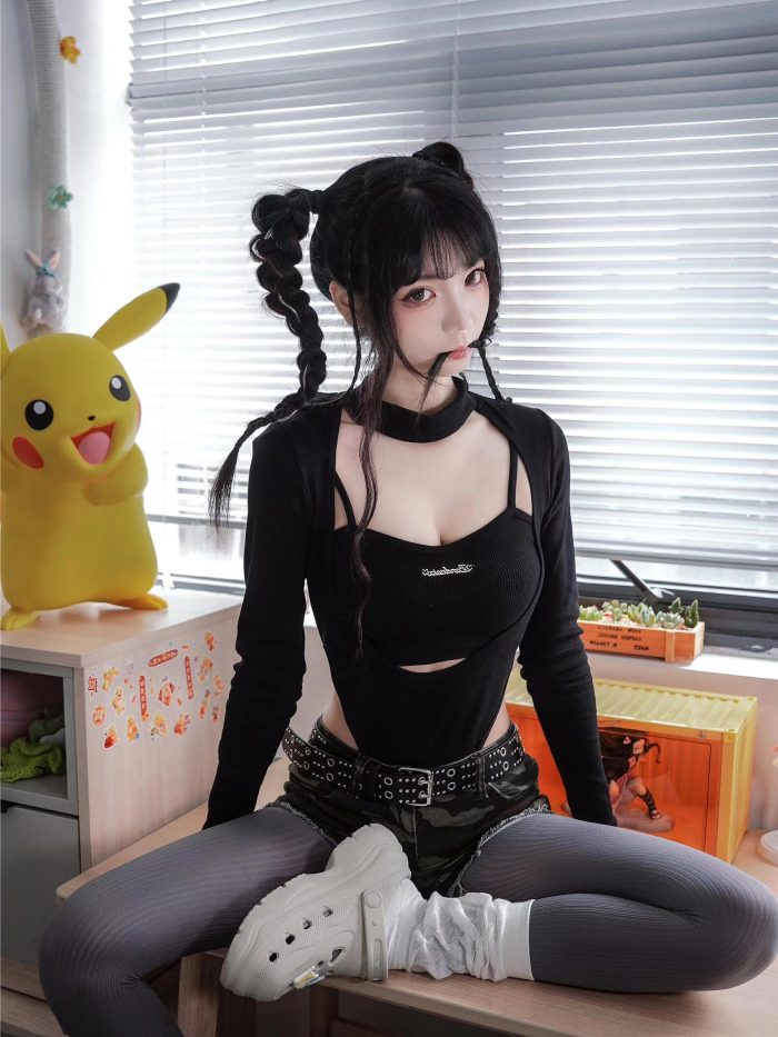 牛仔热裤+灰丝姑娘玩自拍-图嘿嘿