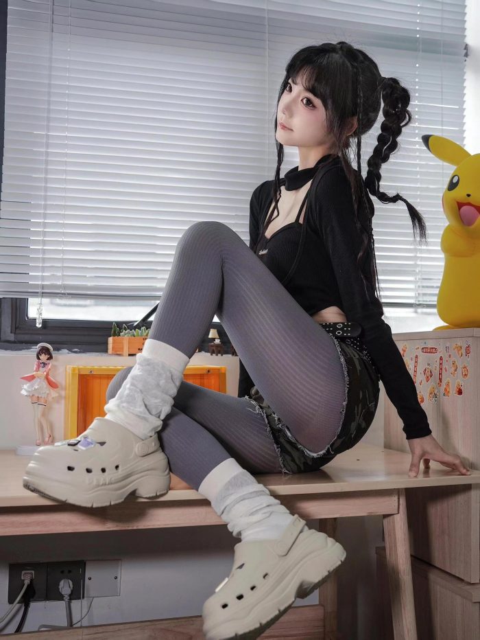 牛仔热裤+灰丝姑娘玩自拍-图嘿嘿