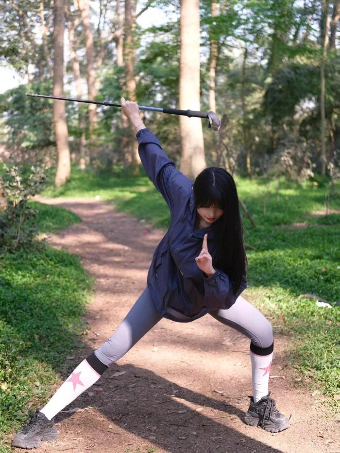 爱爬山的瑜伽裤MM，太甜美了！~-图嘿嘿