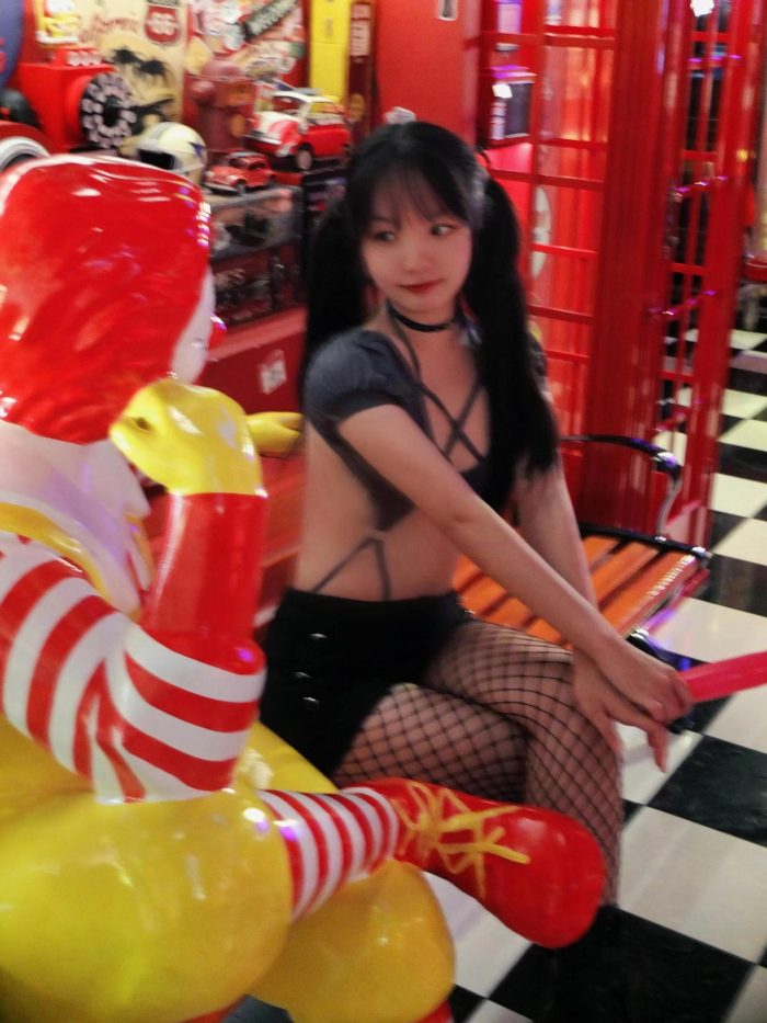 网格丝袜的清纯双马尾小姑娘-图嘿嘿