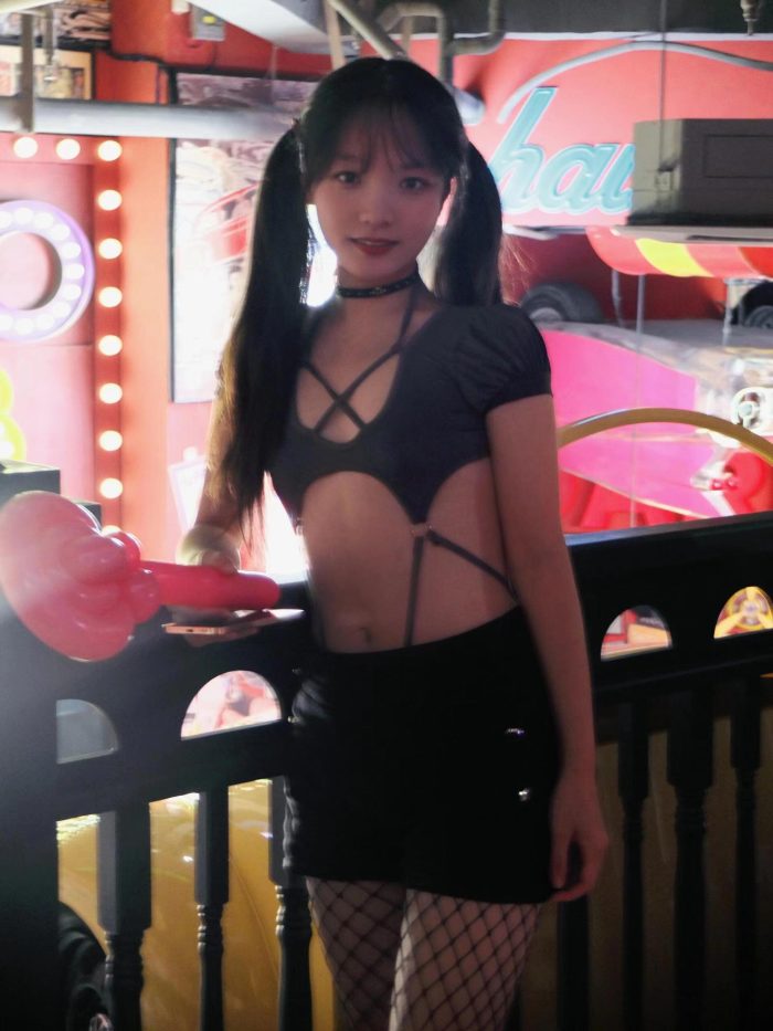 网格丝袜的清纯双马尾小姑娘-图嘿嘿