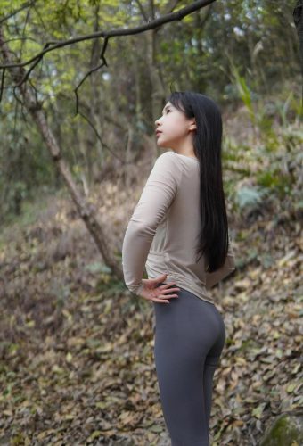 图片[5]-穿瑜伽裤爬山的长发少女-图嘿嘿