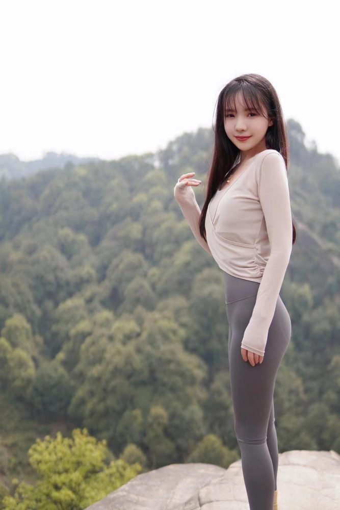 穿瑜伽裤爬山的长发少女-图嘿嘿